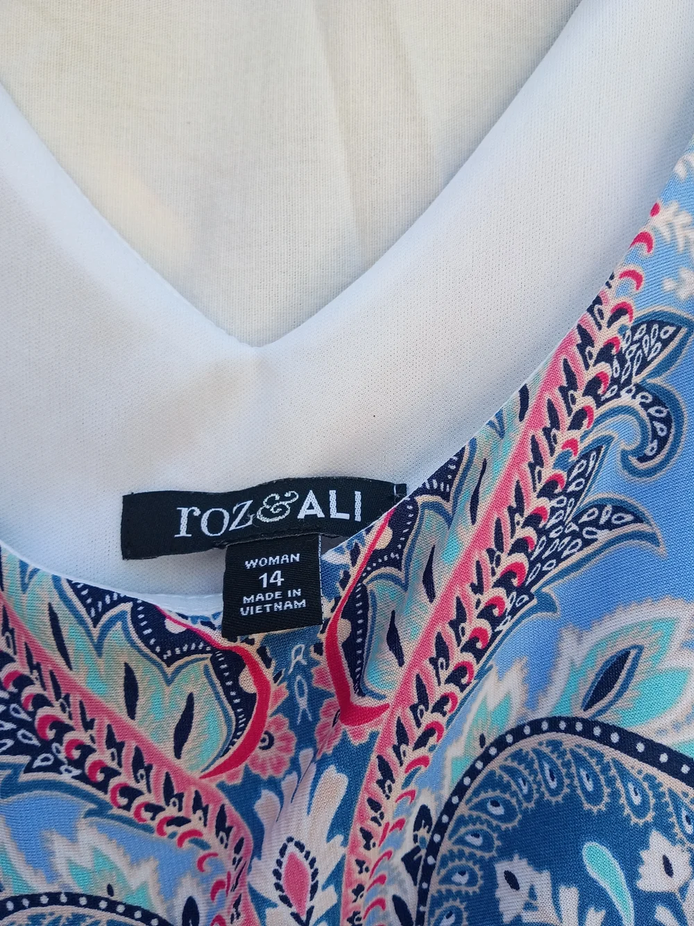 Roz & Ali Blue and White Paisley Midi Dress With Flutter Sleeves - Picture 3 of 6